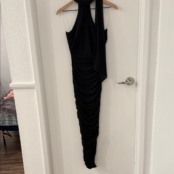 Elegant Black Evening Dress - Picture 2 of 4